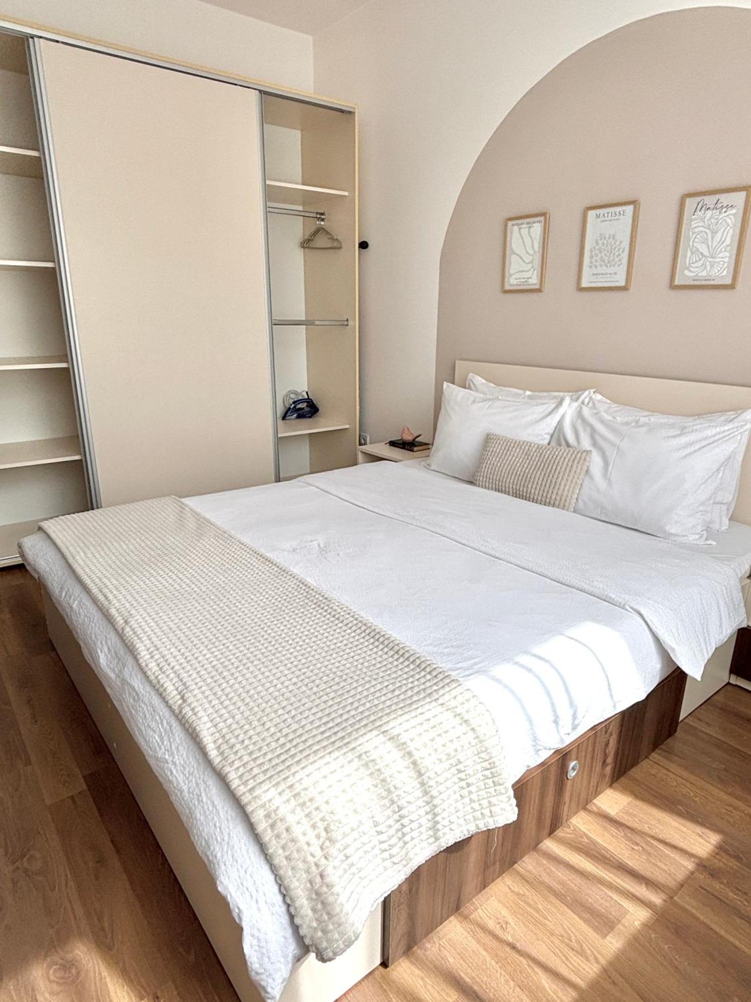 Wanderlust Home Cream, Rasnov Apt For 4, Wifi And Free Parking 외부 사진