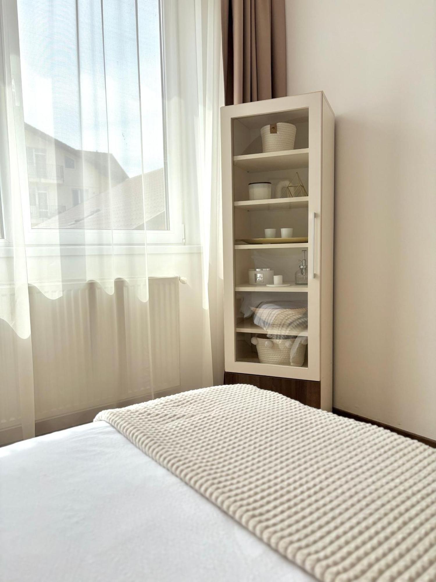 Wanderlust Home Cream, Rasnov Apt For 4, Wifi And Free Parking 외부 사진