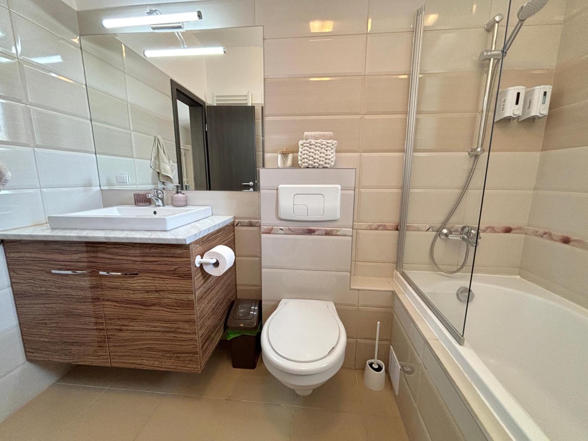 Wanderlust Home Cream, Rasnov Apt For 4, Wifi And Free Parking 외부 사진